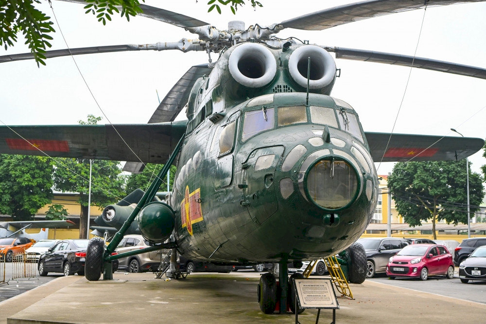 The image of the Mi-6 helicopter, which transported tens of thousands of tons of goods and military equipment, is on display at the museum